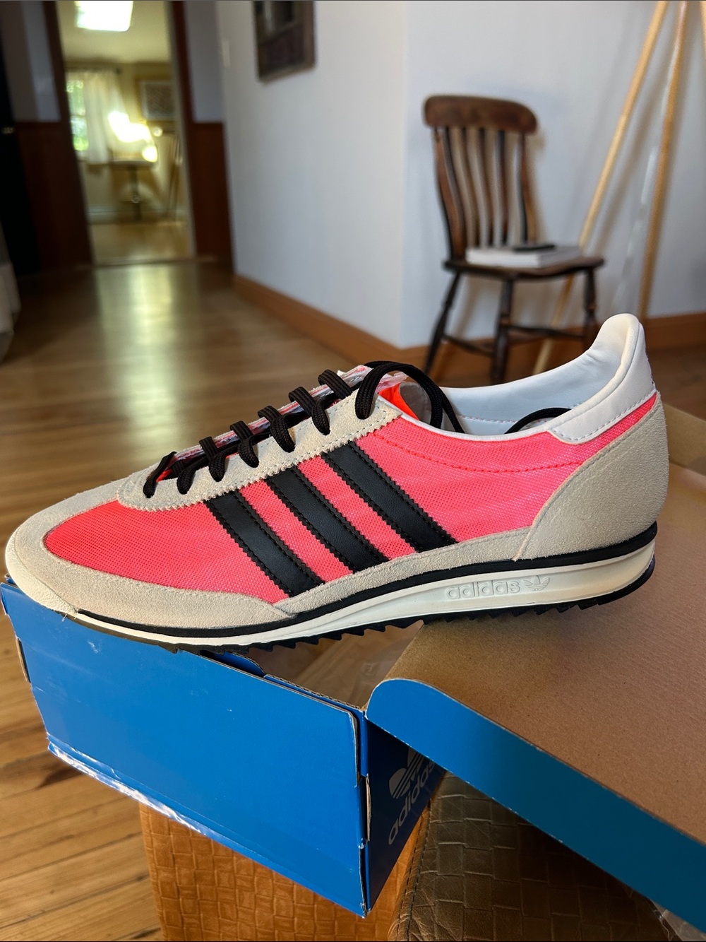 adidas FV9787 Retro Runner Sneakers